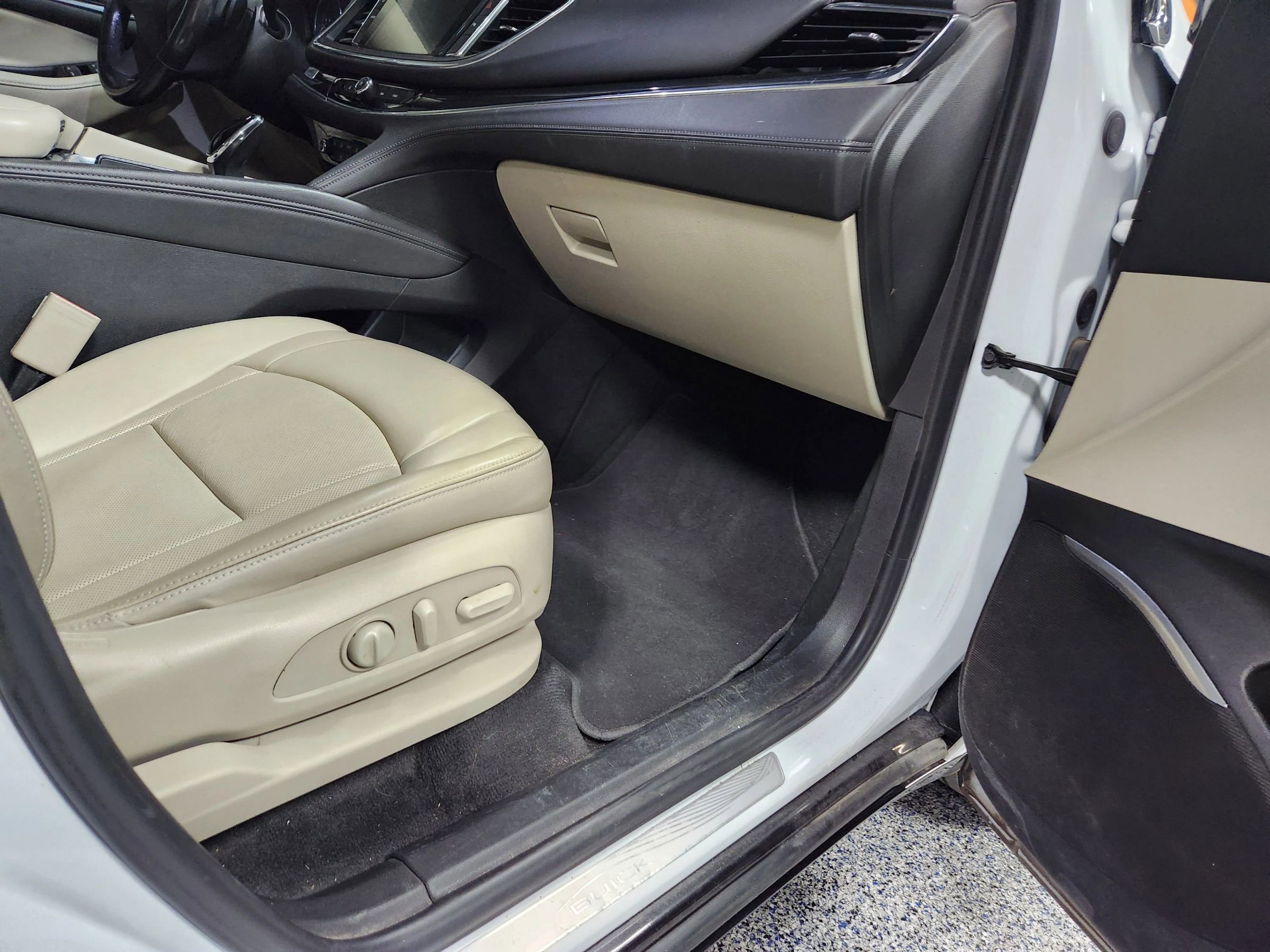 Used 2019 Buick Enclave Essence image 26