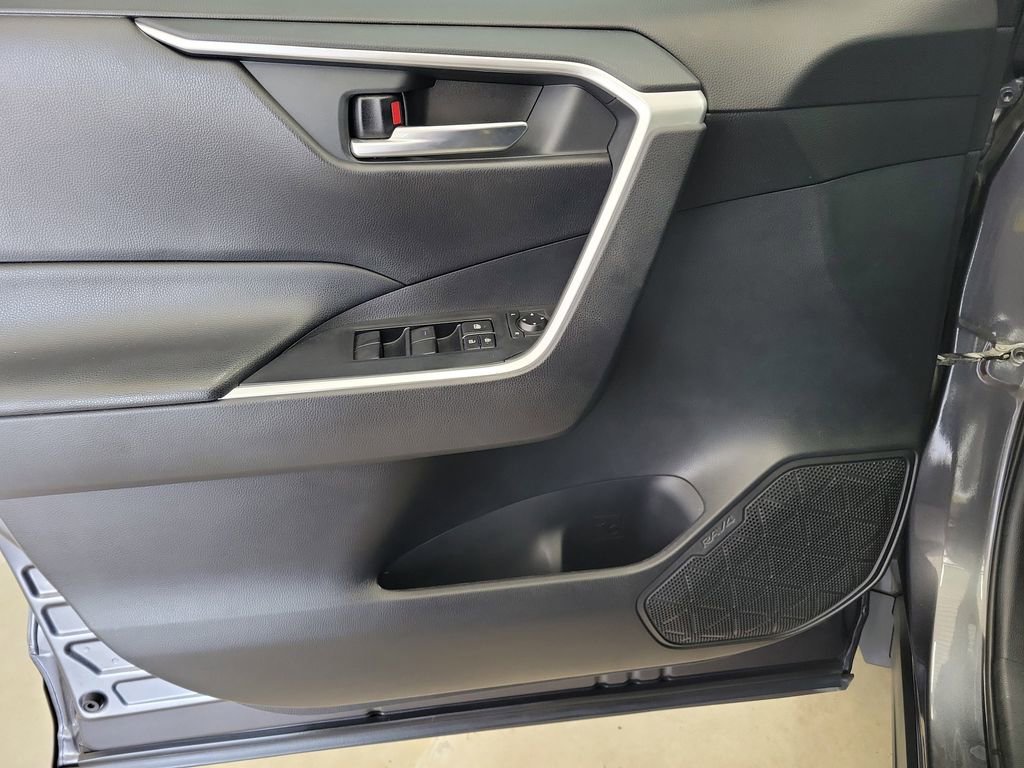 Used 2020 Toyota RAV4 XLE w/ Convenience Package FWD image 22