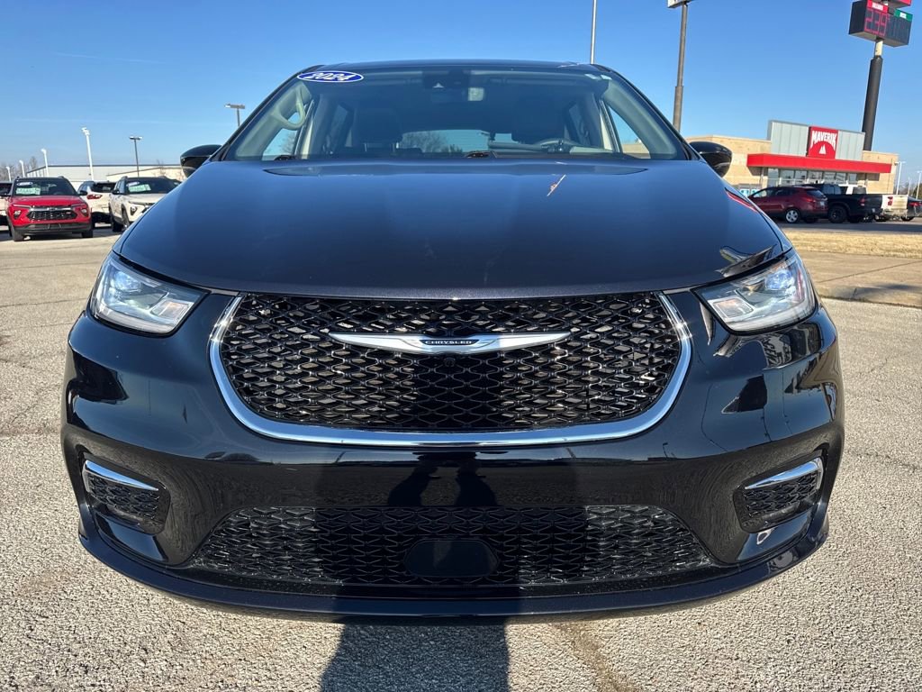 Used 2024 Chrysler Pacifica Touring-L image 9