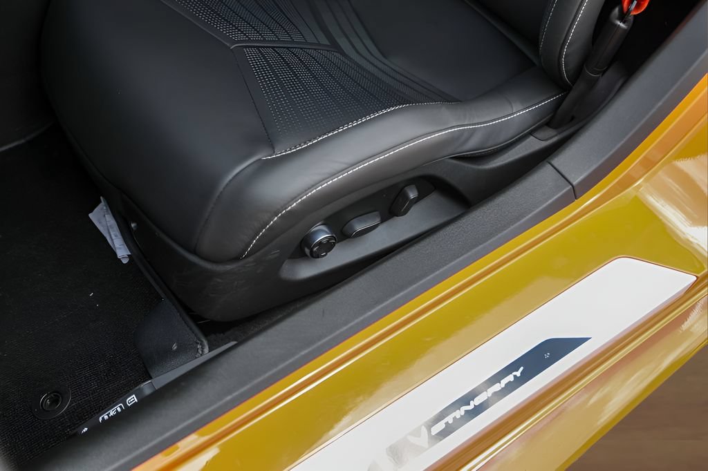 Used 2024 Chevrolet Corvette Stingray Premium Cpe w/ Battery Protection Package RWD image 8