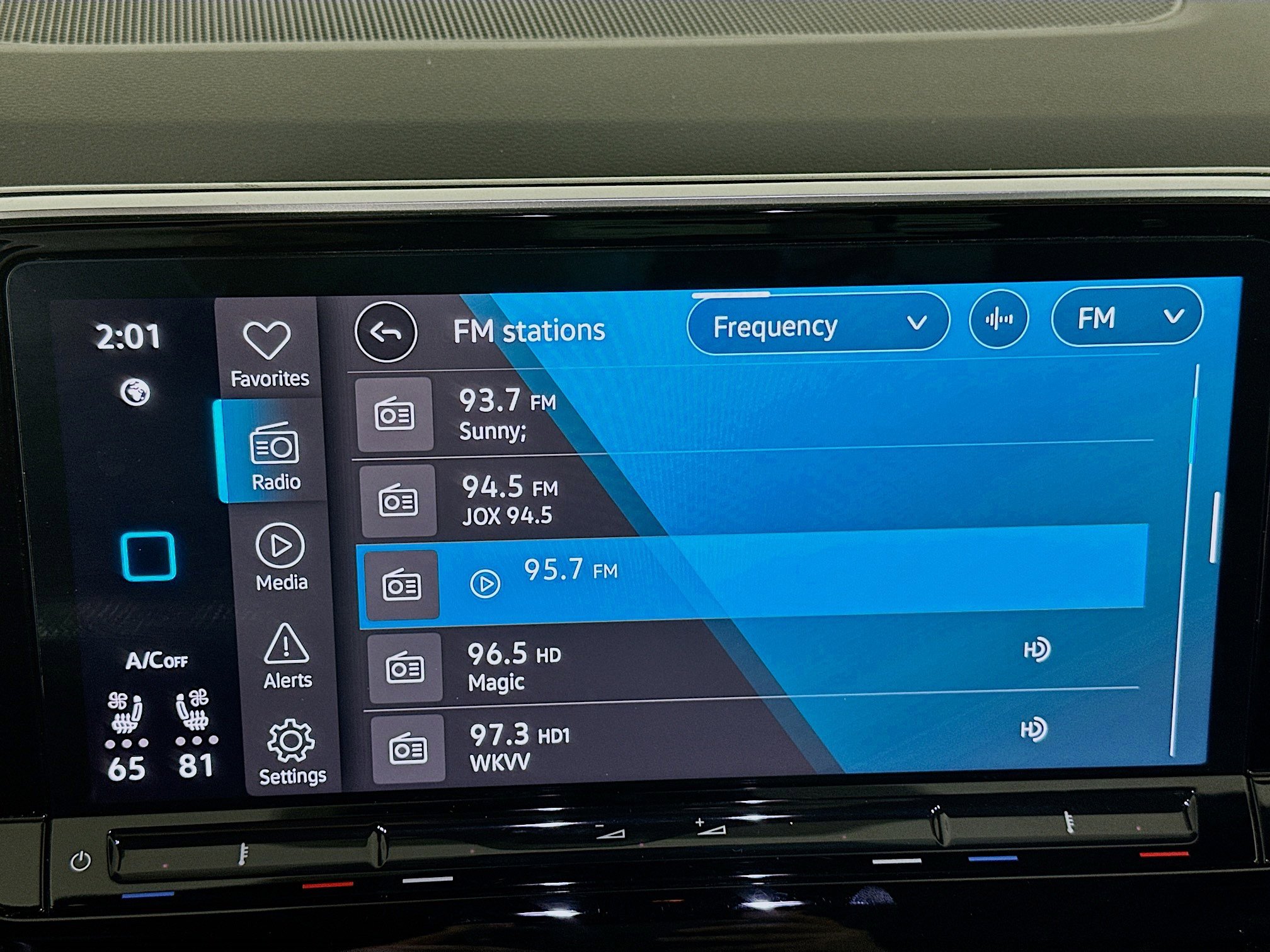 Used 2024 Volkswagen Atlas Cross Sport SE image 21