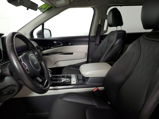 Used 2024 Kia Carnival EX image 22