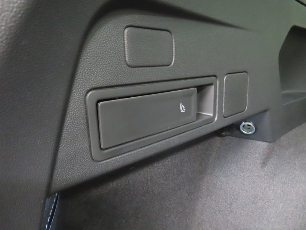 Used 2023 Volkswagen Tiguan SE R-Line image 38