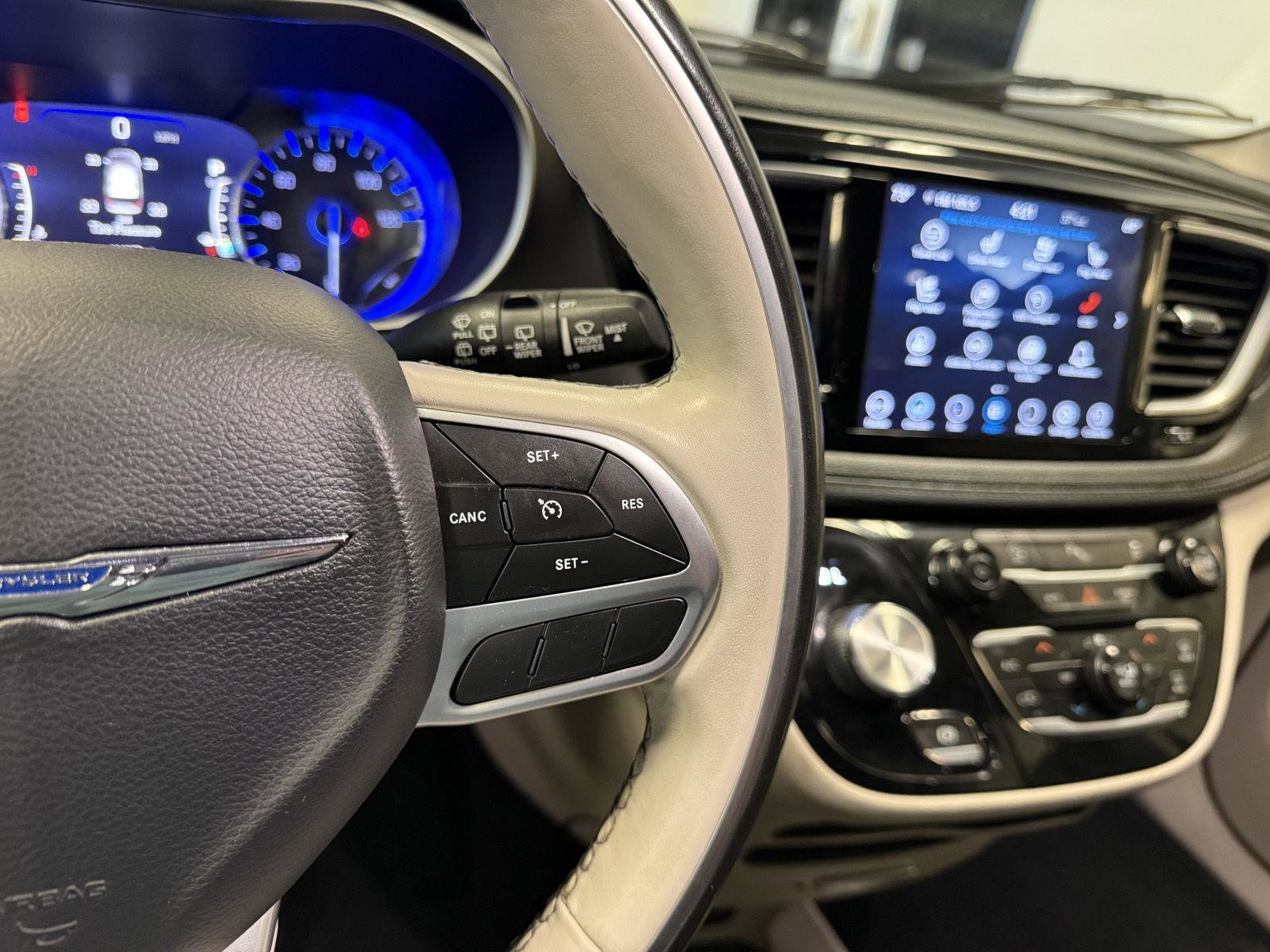 Used 2020 Chrysler Pacifica Limited image 12