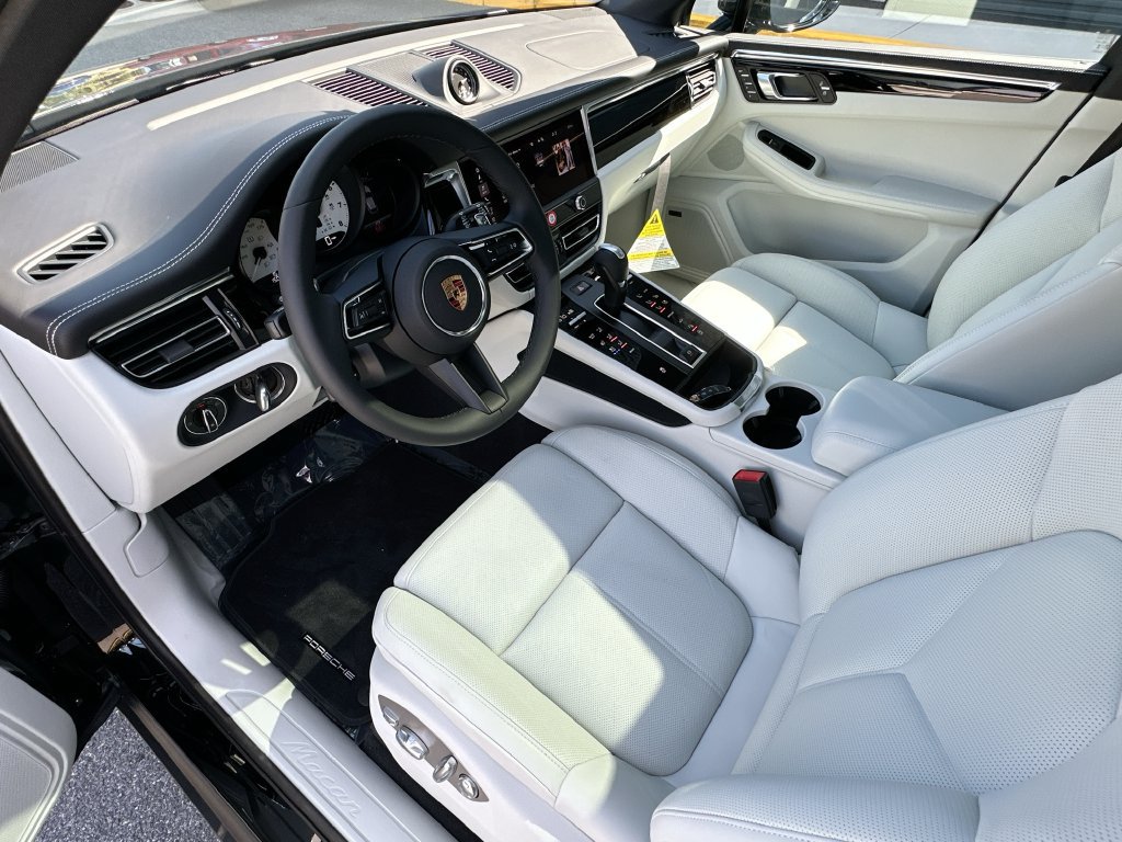 New 2026 Porsche Macan AWD/4WD image 4