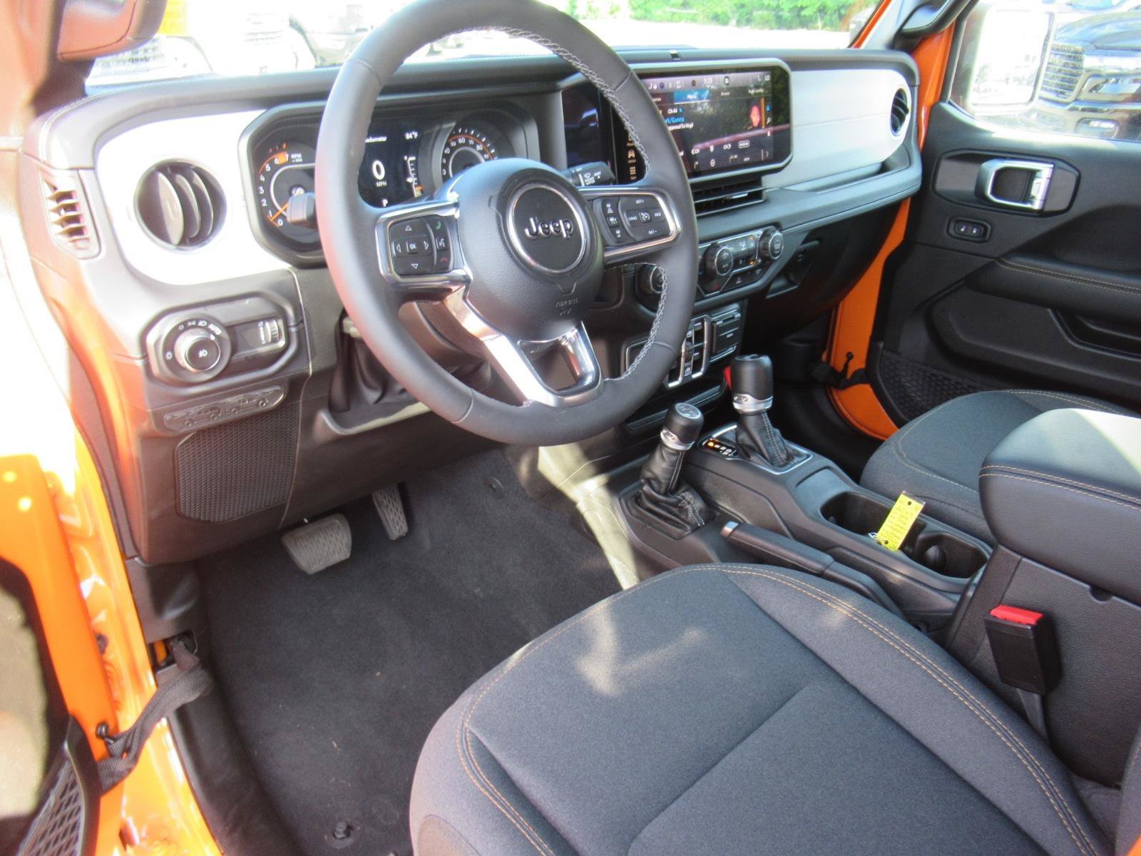 Used 2025 Jeep Wrangler Unlimited Sahara AWD/4WD image 16