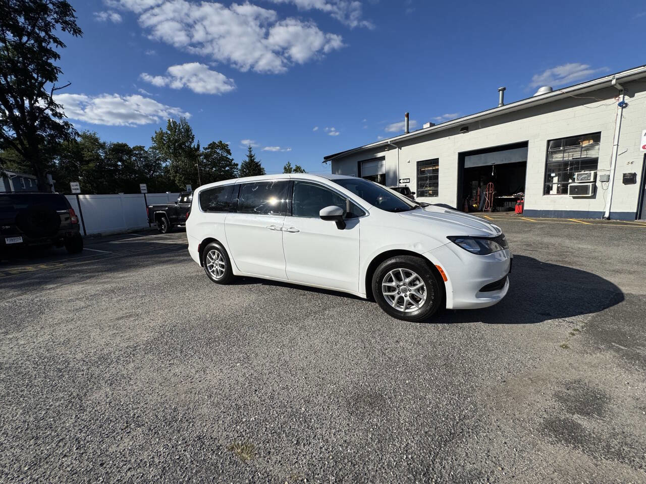 Used 2022 Chrysler Voyager LX image 6
