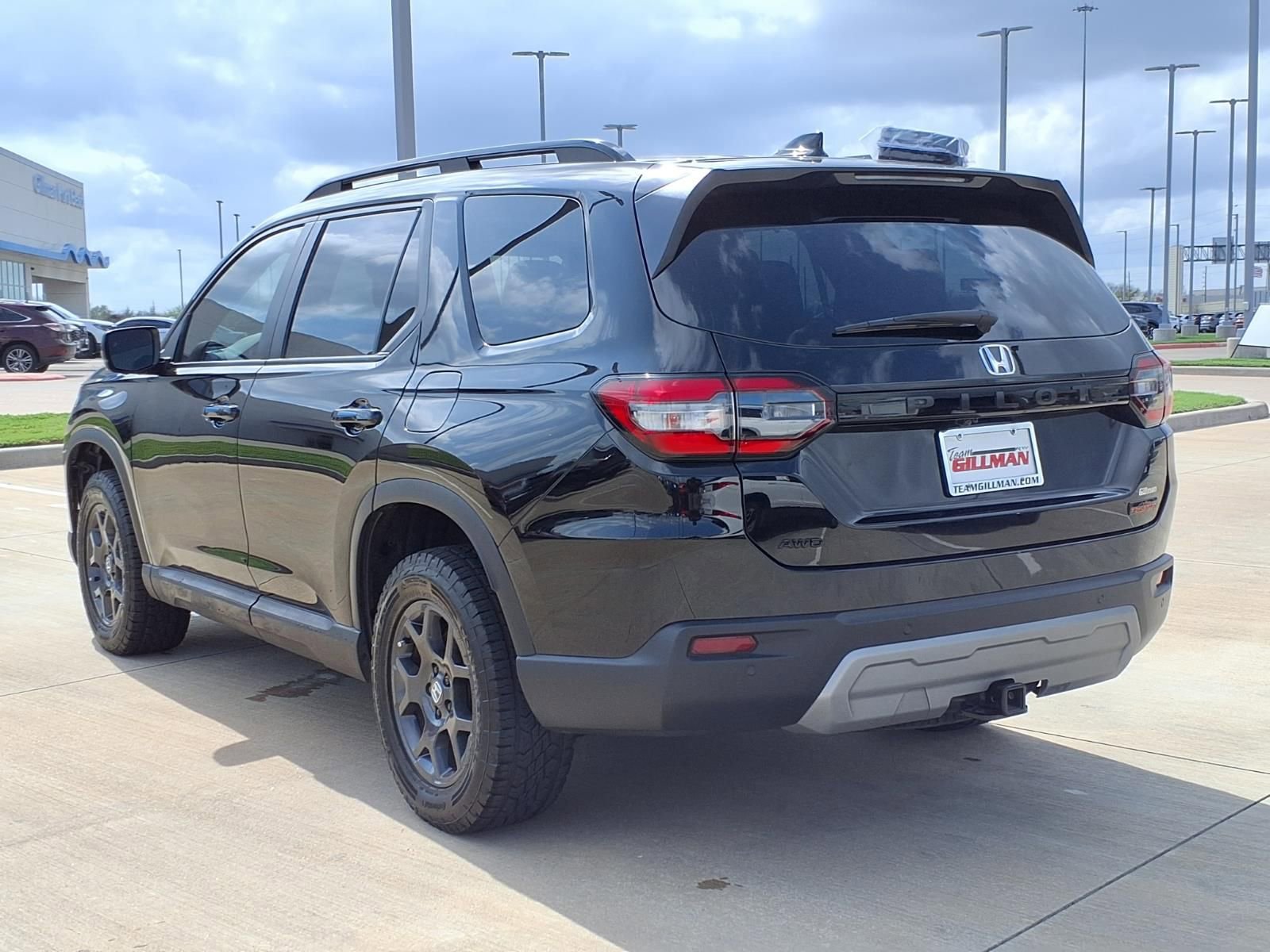 Used 2025 Honda Pilot TrailSport image 2