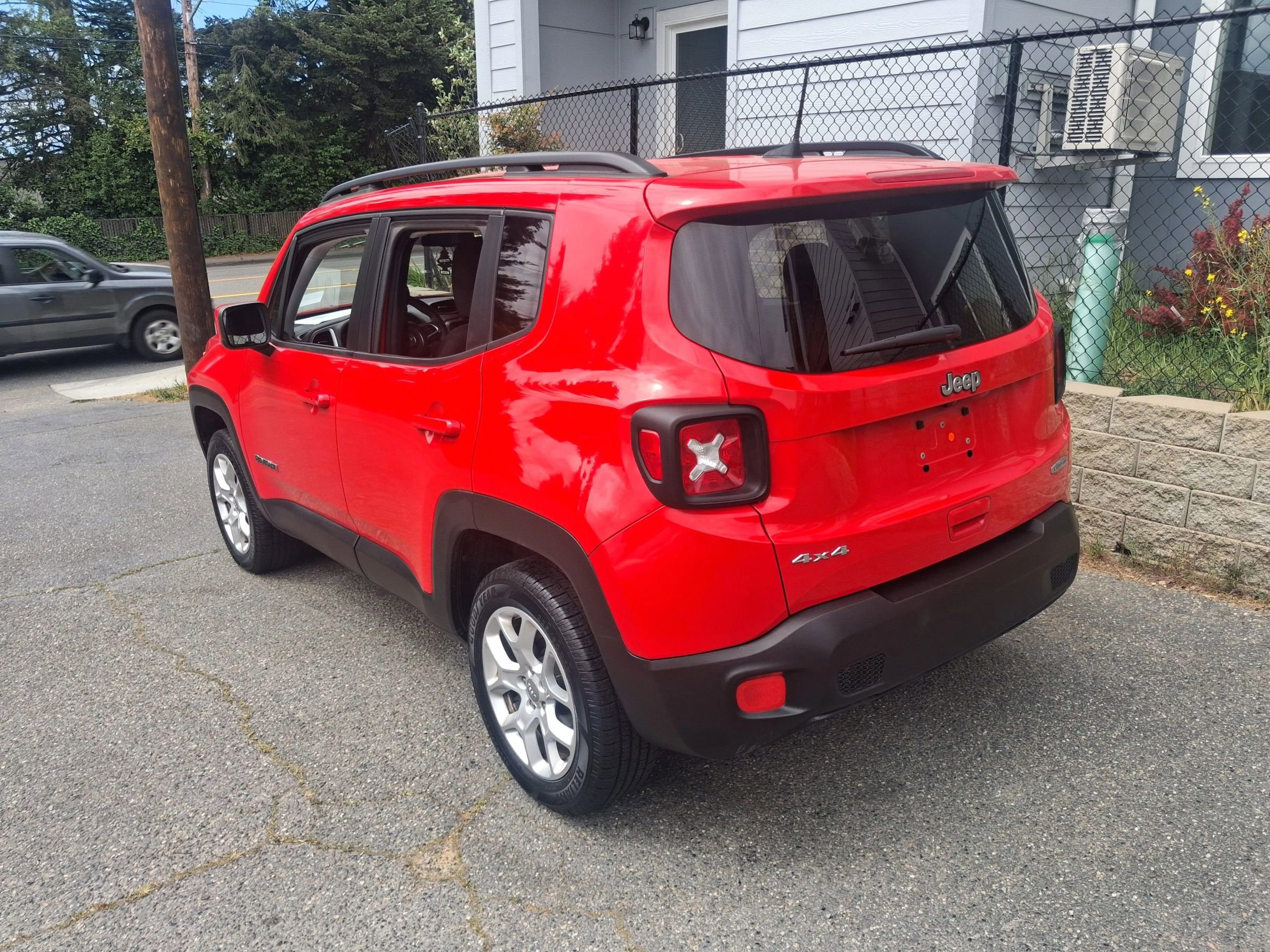 Used 2018 Jeep Renegade Latitude w/ Popular Equipment Group AWD/4WD image 3