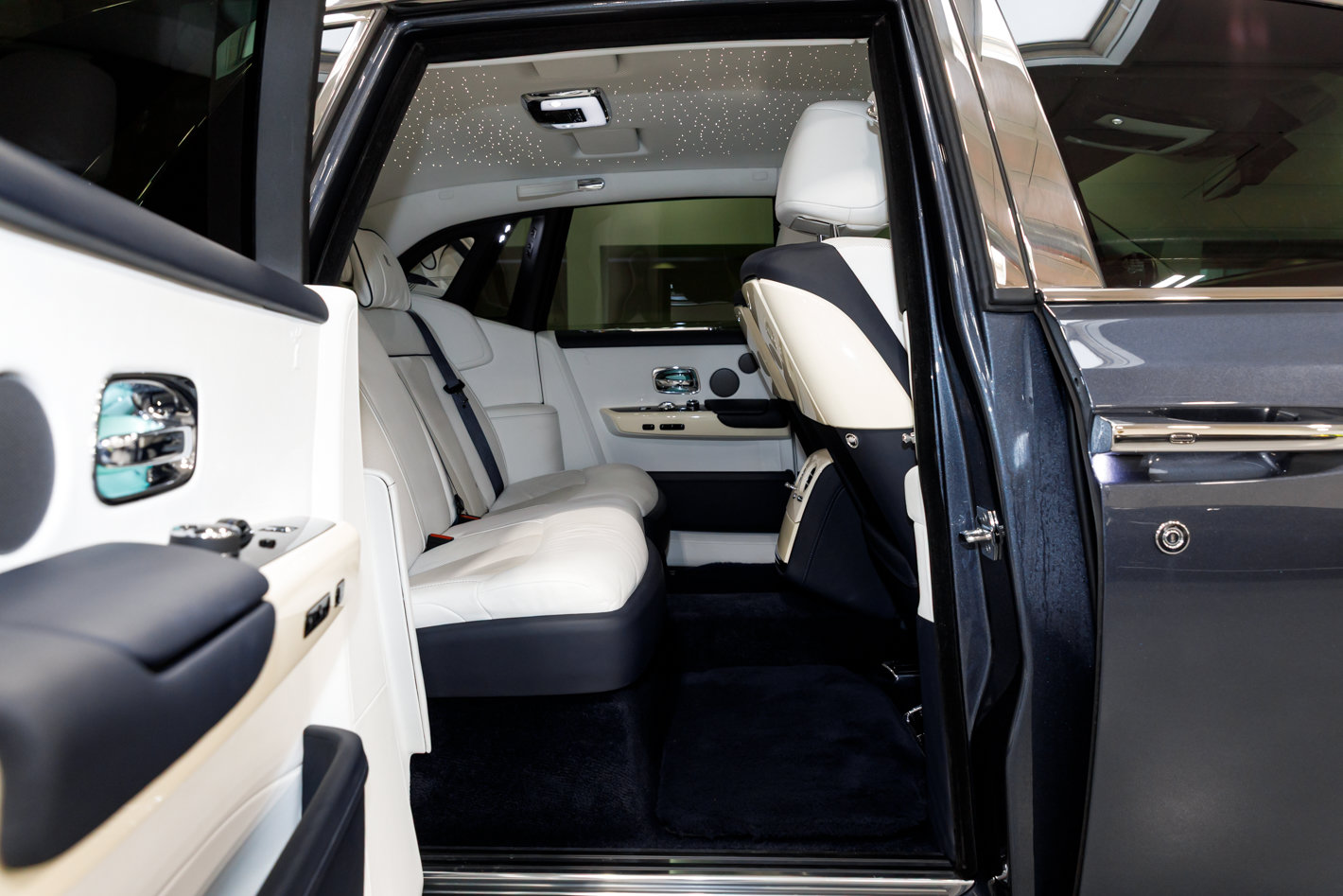 Certified 2020 Rolls-Royce Phantom Sedan RWD image 43