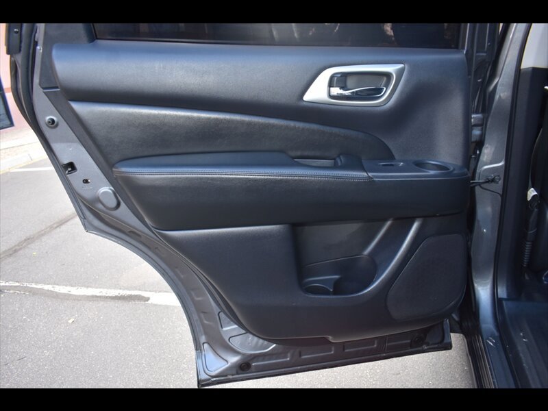 Used 2018 Nissan Pathfinder SV image 24