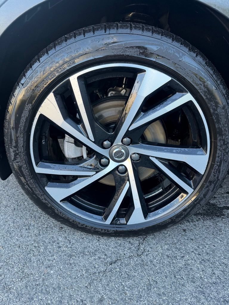 Used 2022 Volvo XC40 T5 R-Design w/ Advanced Package AWD/4WD image 6