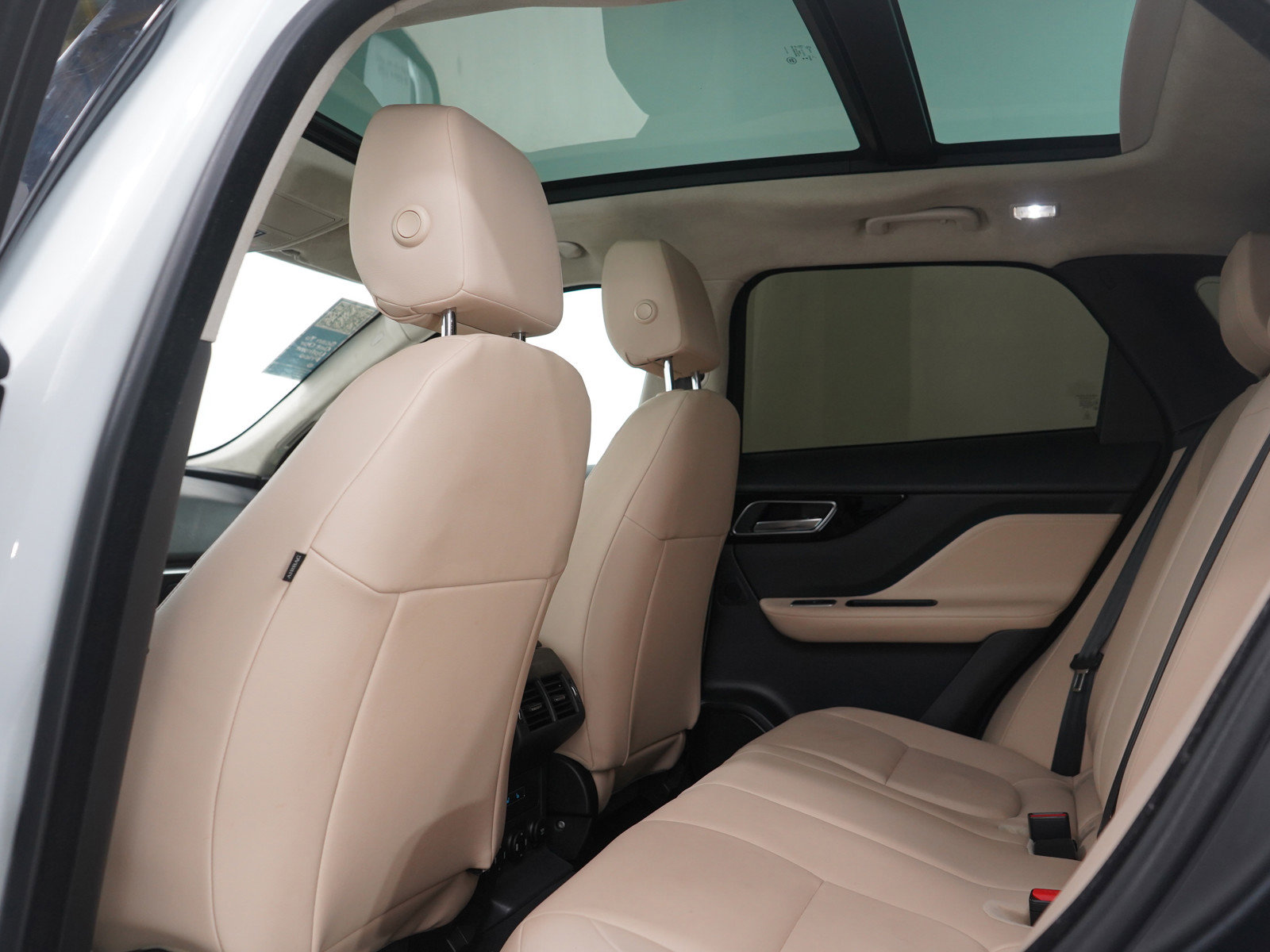 Used 2020 Jaguar F-PACE Premium image 19