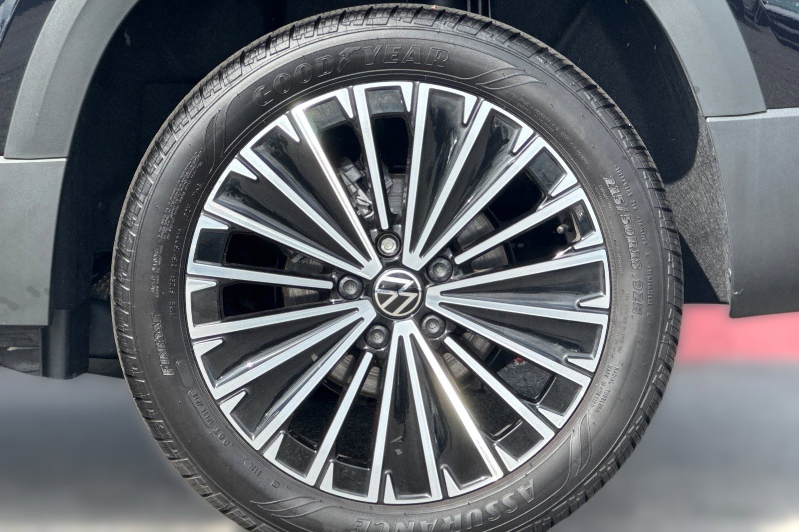 Used 2025 Volkswagen Taos SE w/ Panoramic Sunroof Package image 11