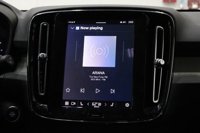 Used 2025 Volvo XC40 B5 Plus image 30