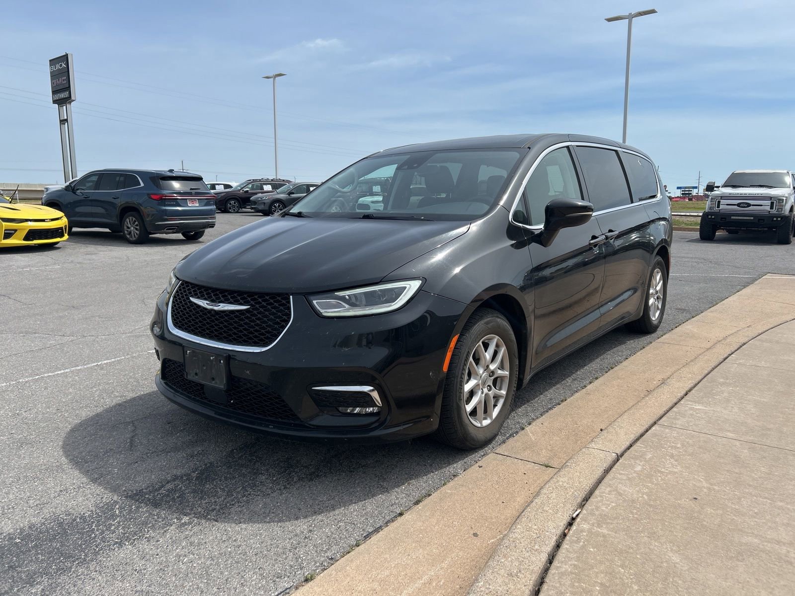 Used 2023 Chrysler Pacifica Touring-L FWD image 1