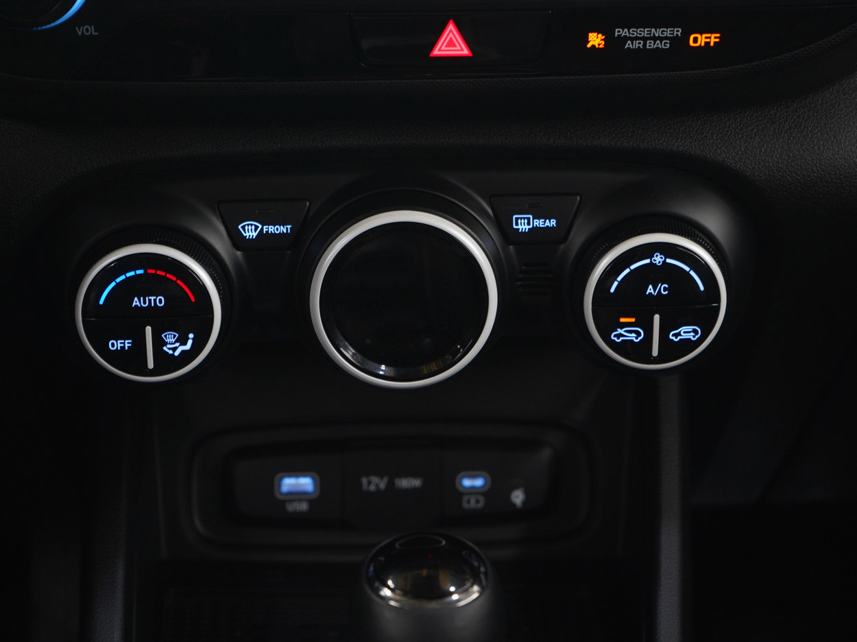 Used 2023 Hyundai Venue Limited image 17