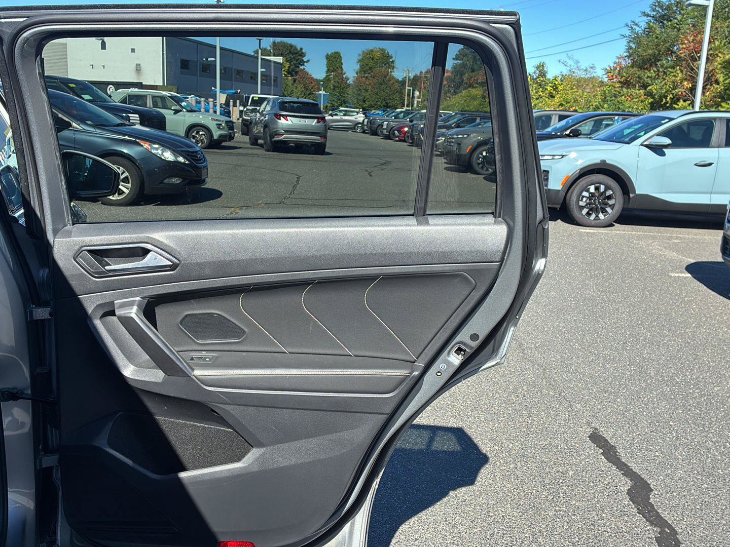 Used 2023 Volkswagen Tiguan SE w/ Panoramic Sunroof Package AWD/4WD image 13