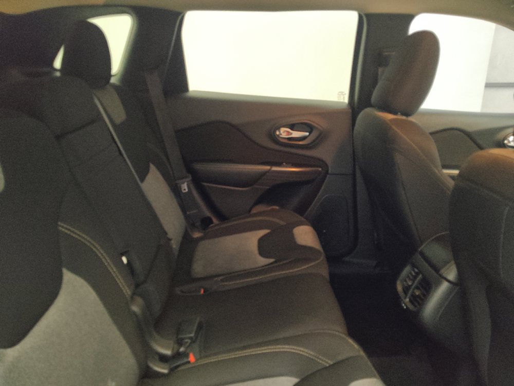 Used 2015 Jeep Cherokee Sport FWD image 19
