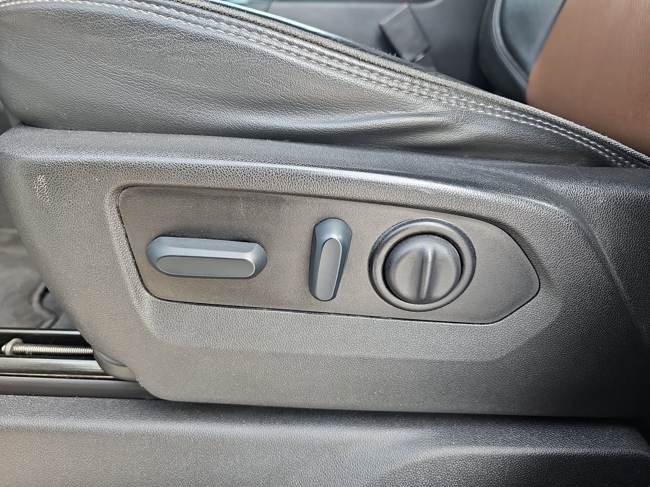 Used 2023 Chevrolet Silverado 3500 High Country w/ Technology Package image 34