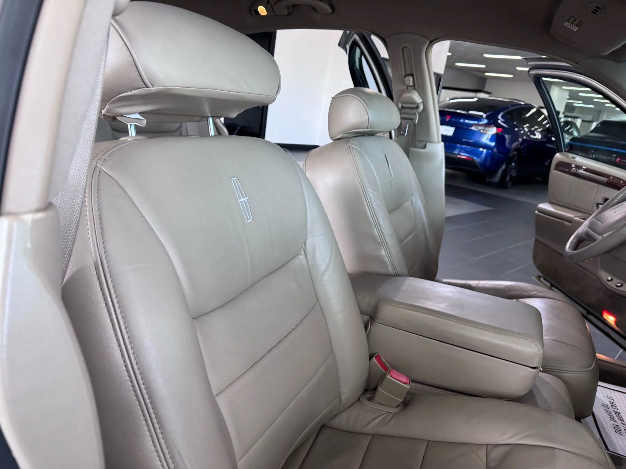 Used 2002 Lincoln Town Car Executive image 14