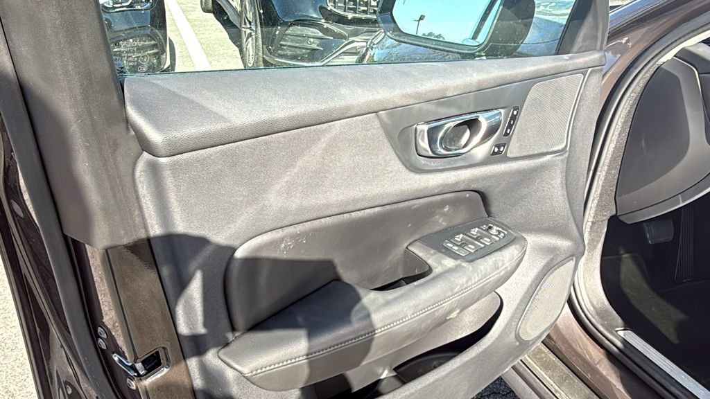 Used 2025 Volvo V60 B5 Cross Country Plus image 21