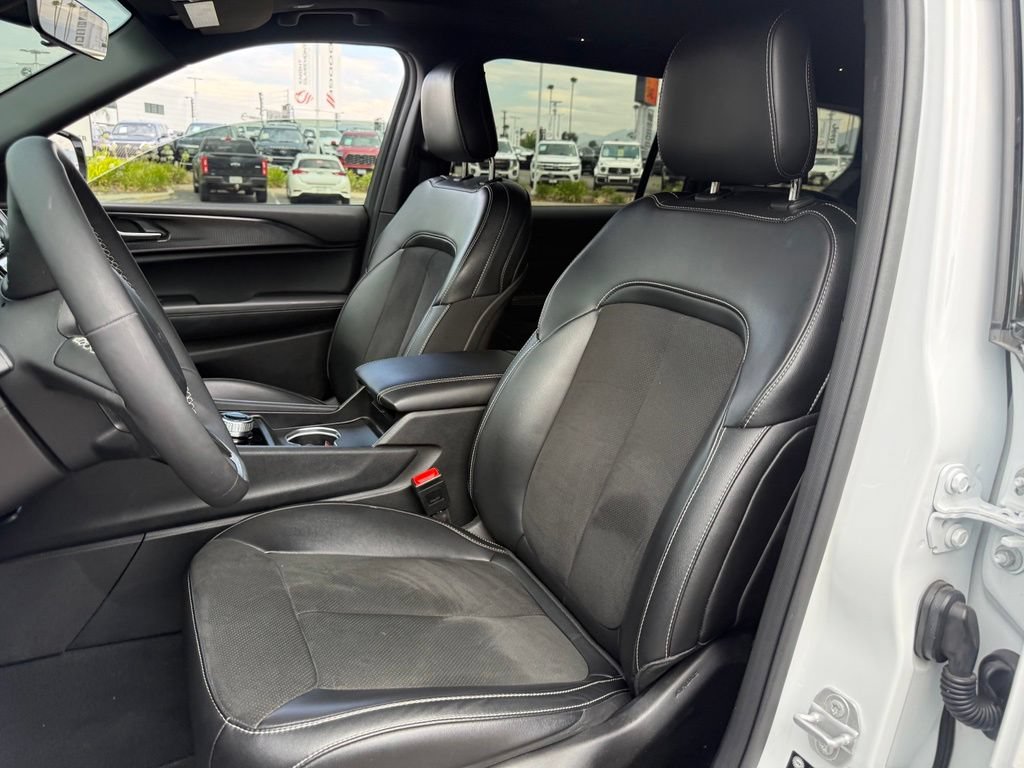 Used 2025 Jeep Grand Cherokee L Altitude RWD image 5