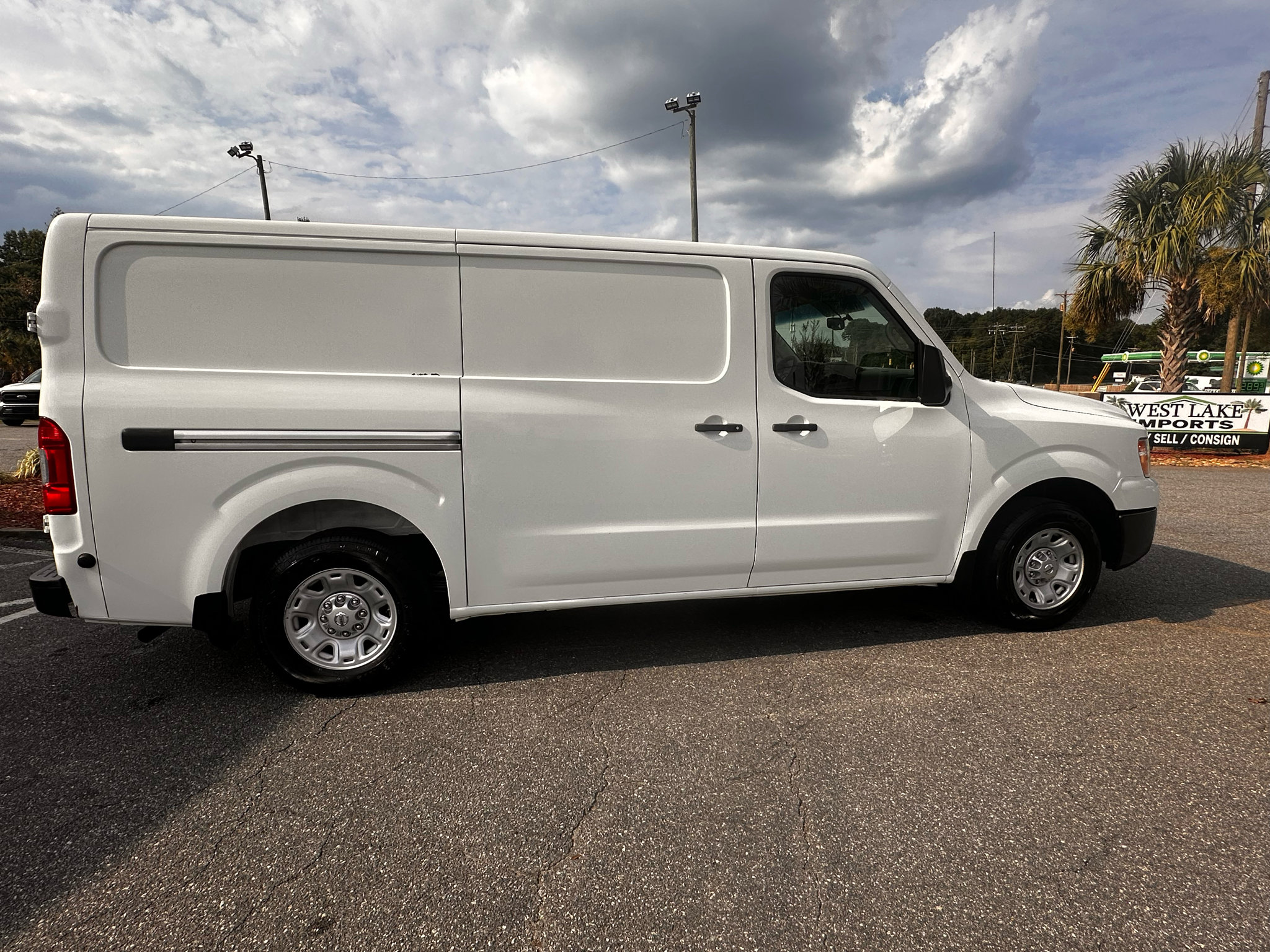 Used 2015 Nissan NV 2500 SV image 38