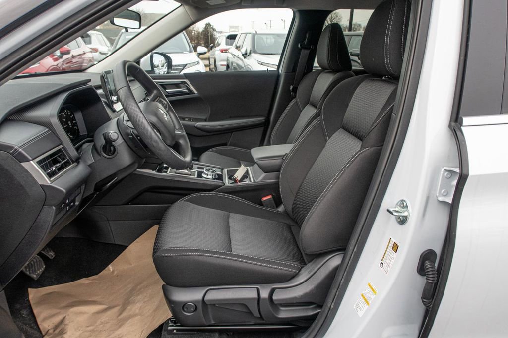 New 2025 Mitsubishi Outlander ES image 24