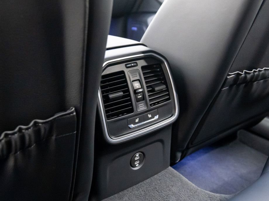 Certified 2025 Porsche Macan image 17