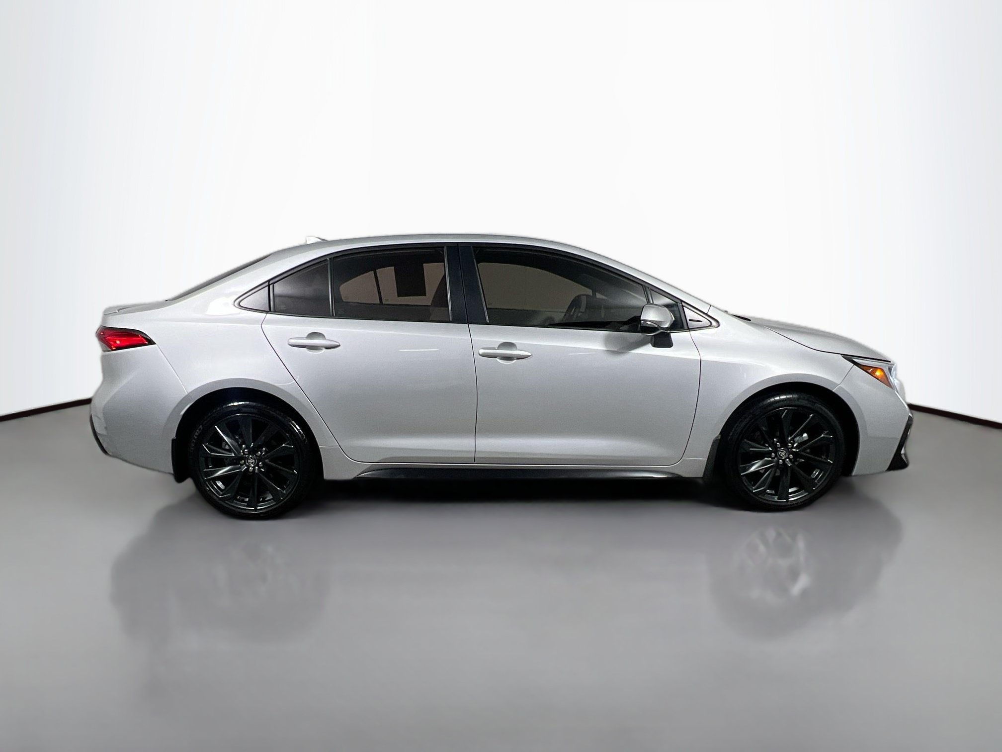 Used 2025 Toyota Corolla SE FWD image 3