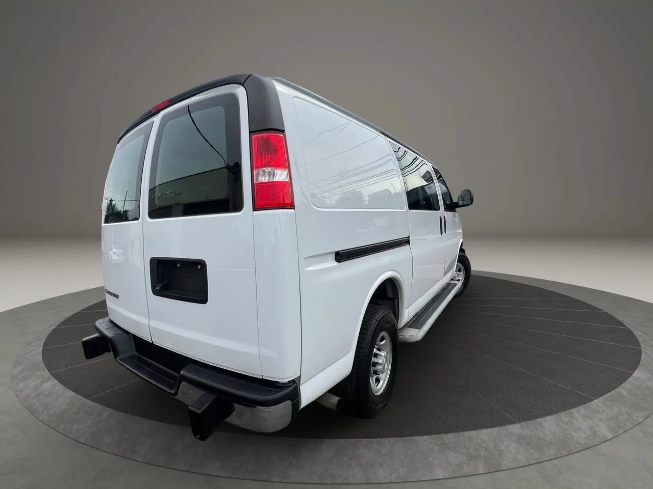 Used 2021 Chevrolet Express 2500 w/ Driver Convenience Package RWD image 5