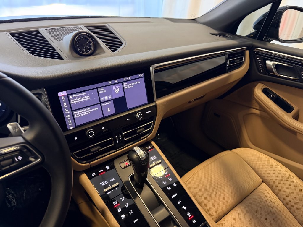 Certified 2024 Porsche Macan AWD/4WD image 18