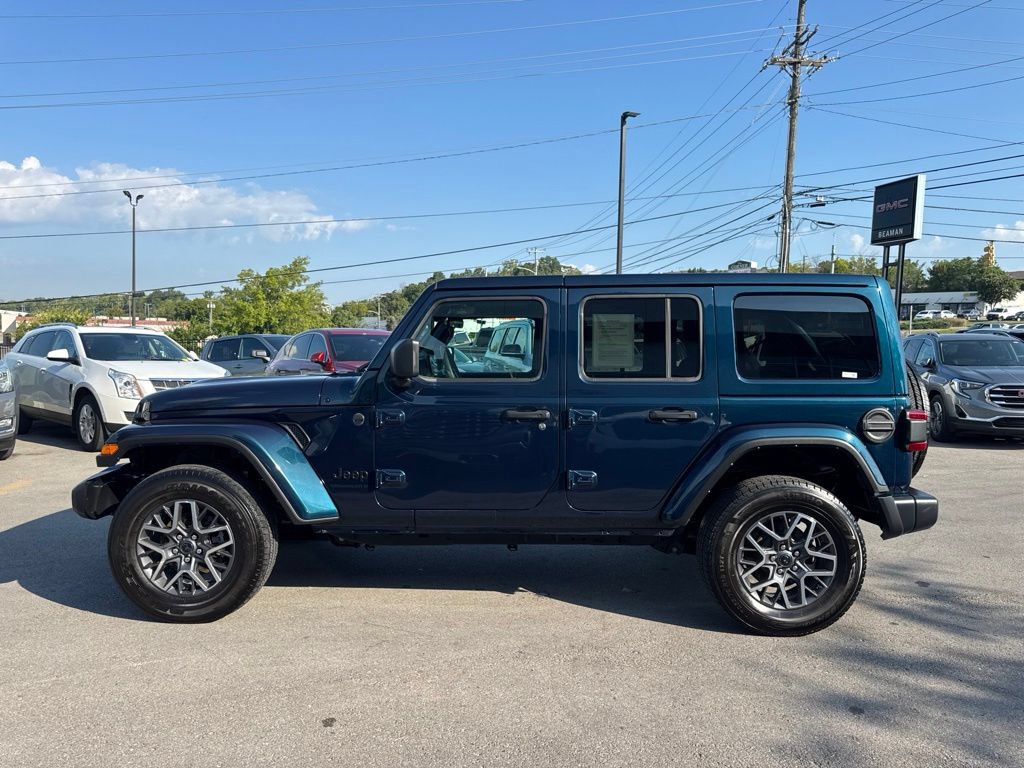 Used 2025 Jeep Wrangler Unlimited Sahara AWD/4WD image 4