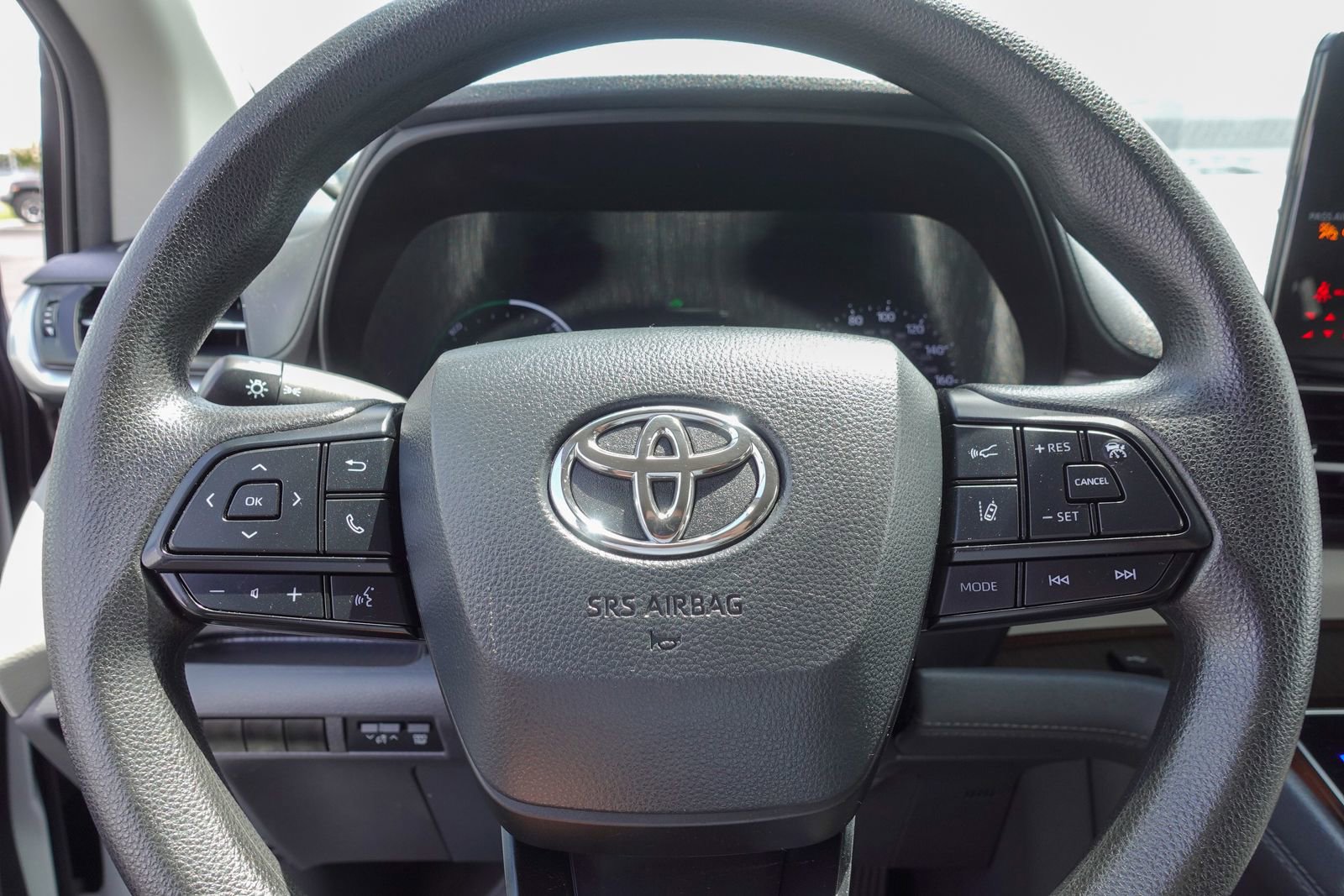 Used 2024 Toyota Sienna LE FWD image 17