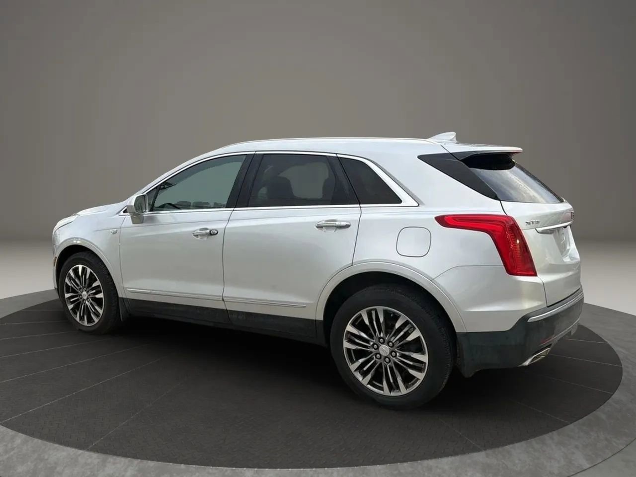 Used 2017 Cadillac XT5 Premium Luxury FWD image 5
