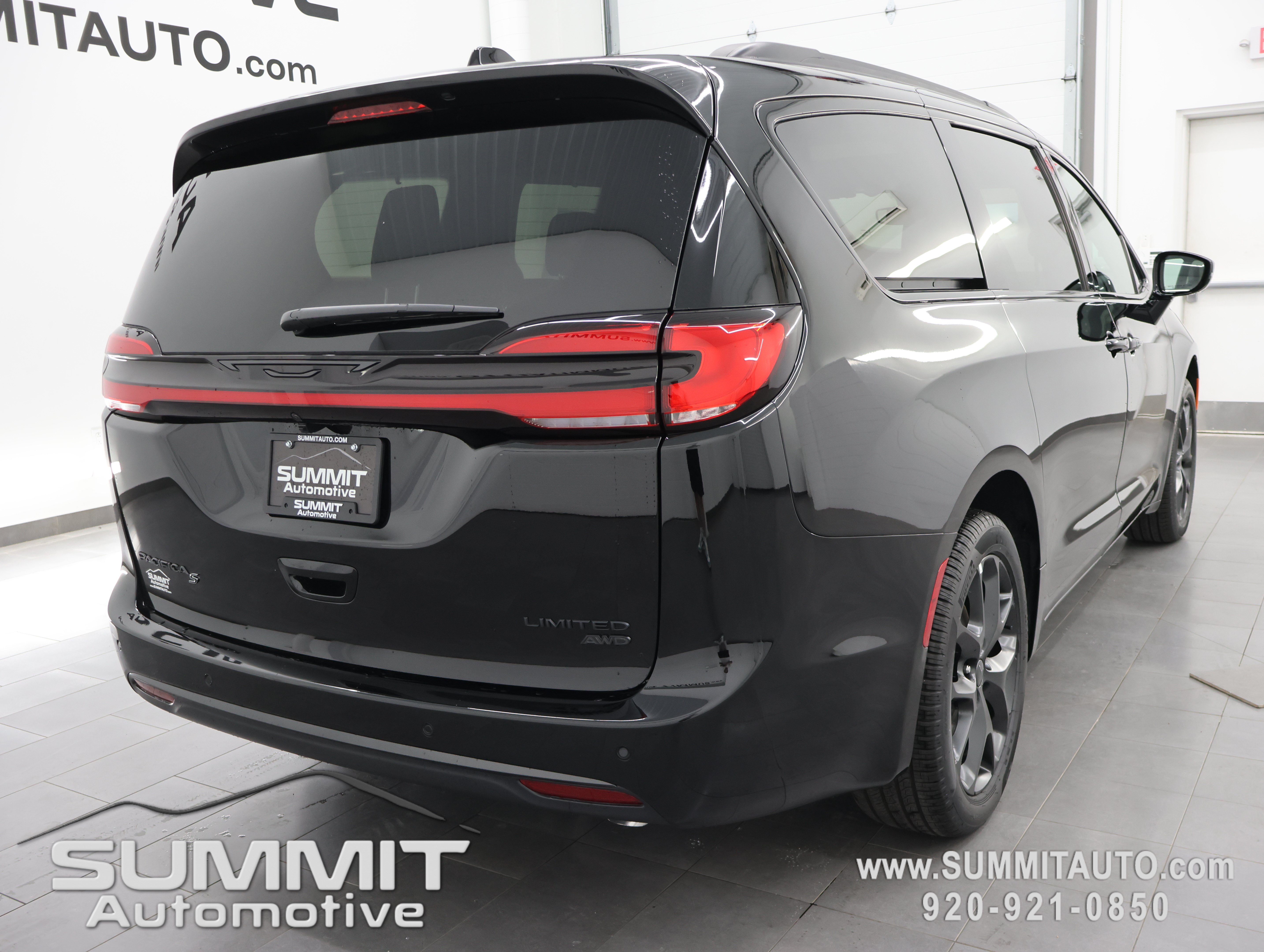 New 2027 Chrysler Pacifica Limited w/ Family Tech Group AWD/4WD image 5