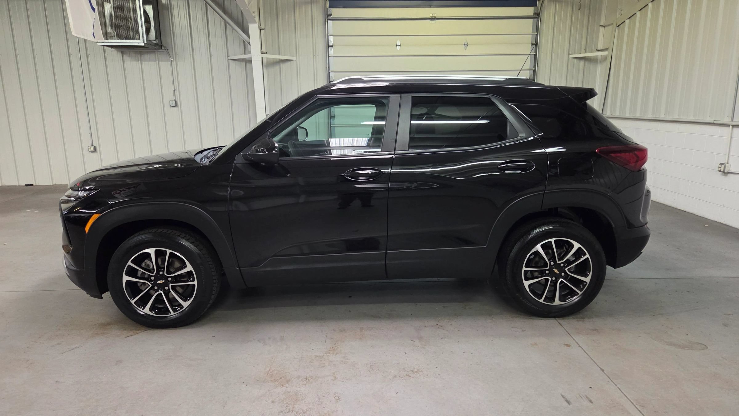 Used 2025 Chevrolet TrailBlazer LT AWD/4WD image 3