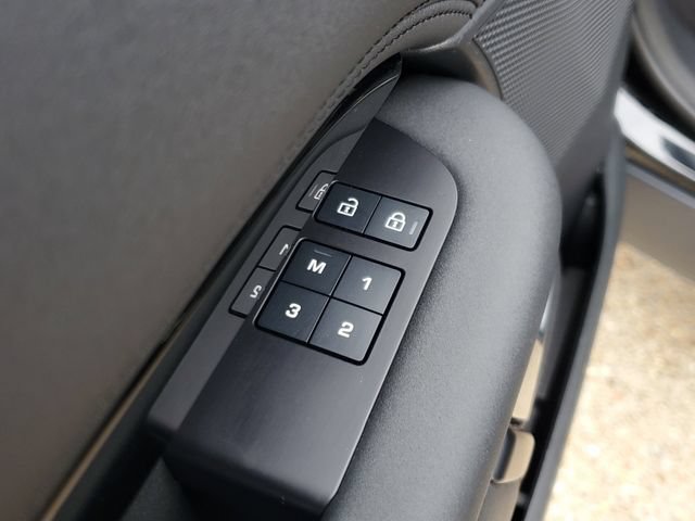 Used 2024 Land Rover Discovery S AWD/4WD image 18