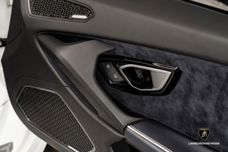 Used 2024 Lamborghini Huracan EVO image 43