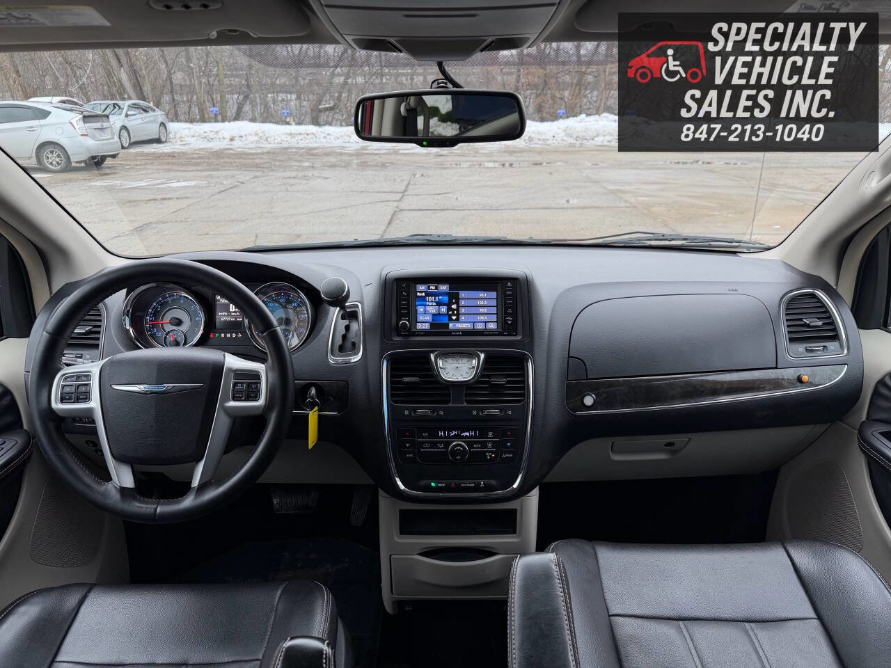 Used 2014 Chrysler Town & Country Touring image 40