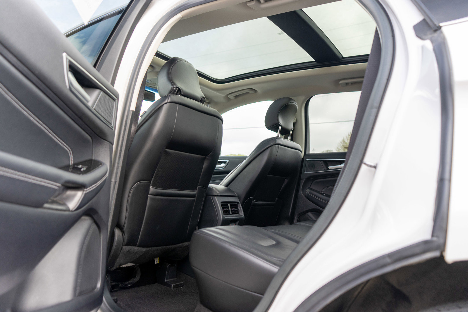Used 2019 Ford Edge Titanium w/ Equipment Group 301A AWD/4WD image 30
