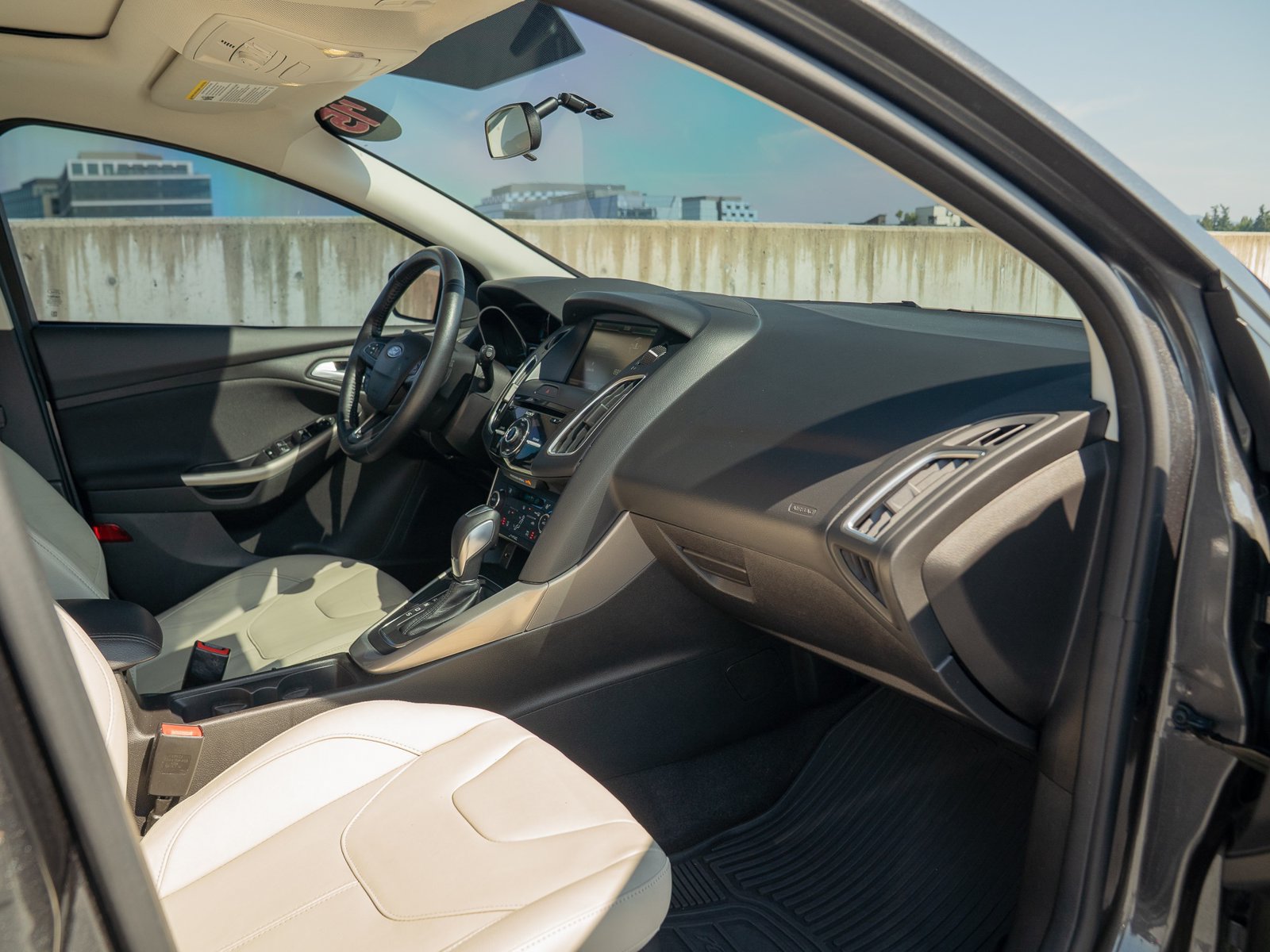 Used 2015 Ford Focus Titanium FWD image 28