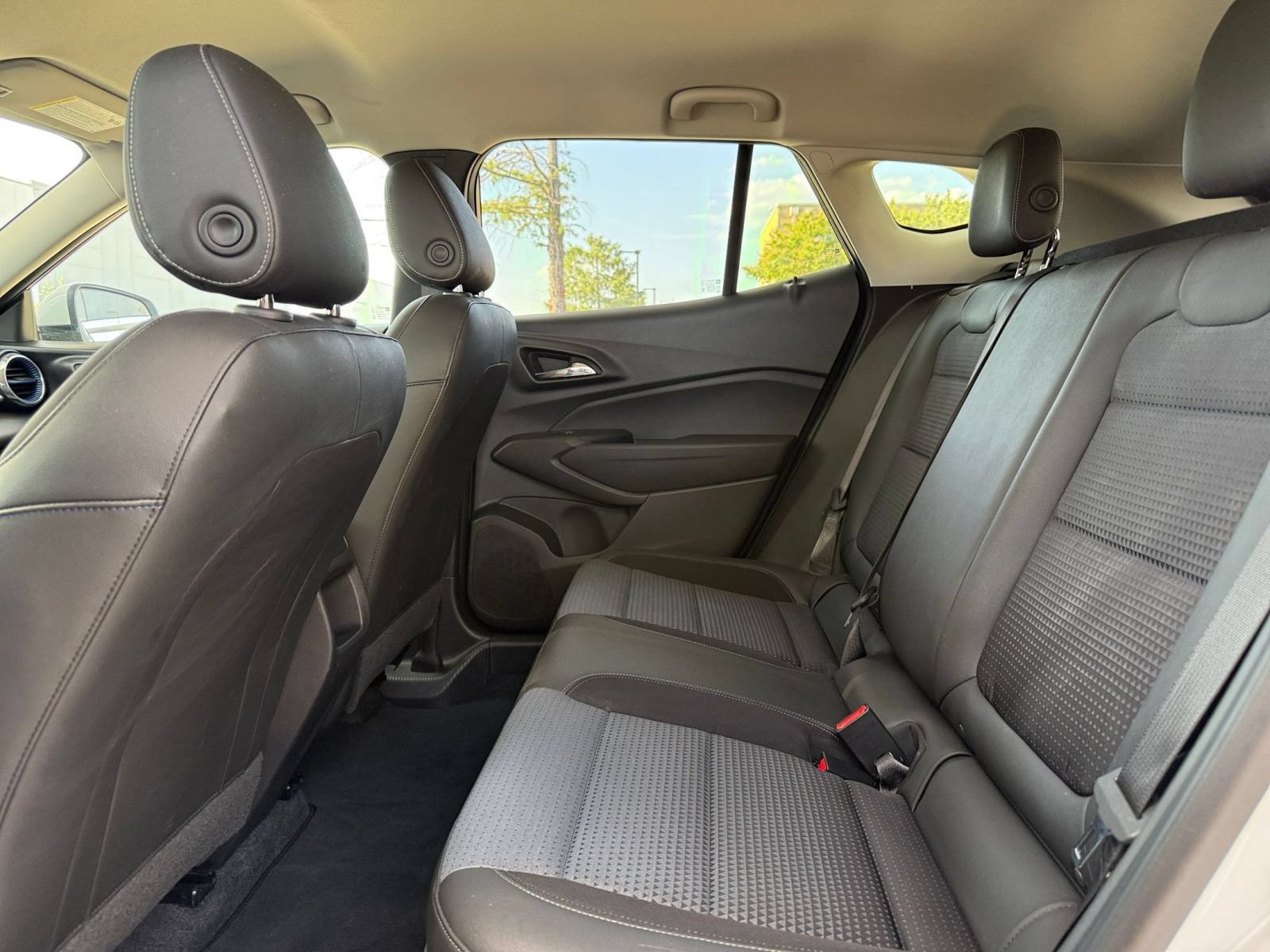 Used 2025 Chevrolet Trax LT FWD image 25