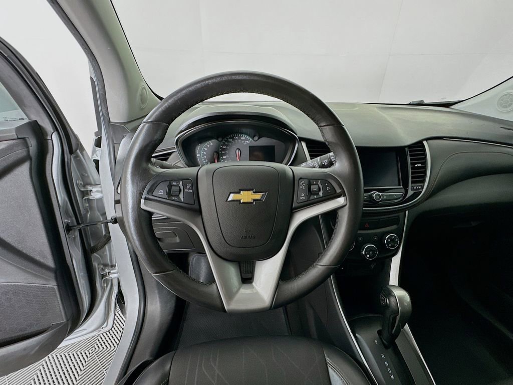 Used 2021 Chevrolet Trax LT w/ LT Convenience Package image 11