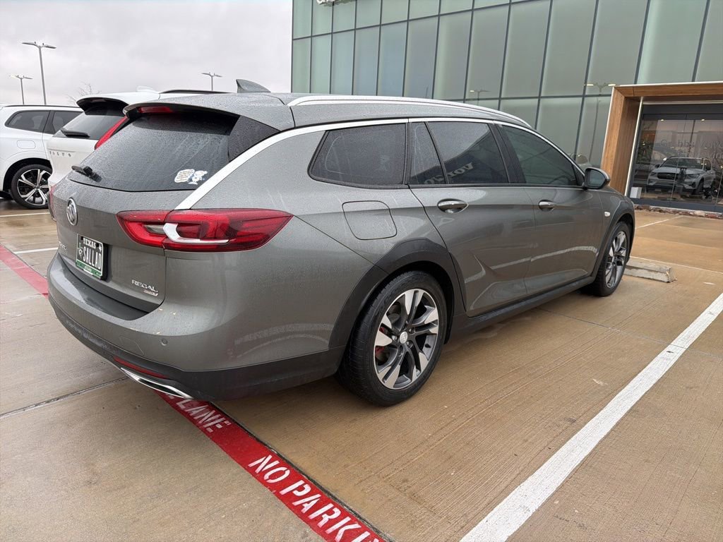 Used 2018 Buick Regal Essence w/ Driver Confidence Package #1 image 3