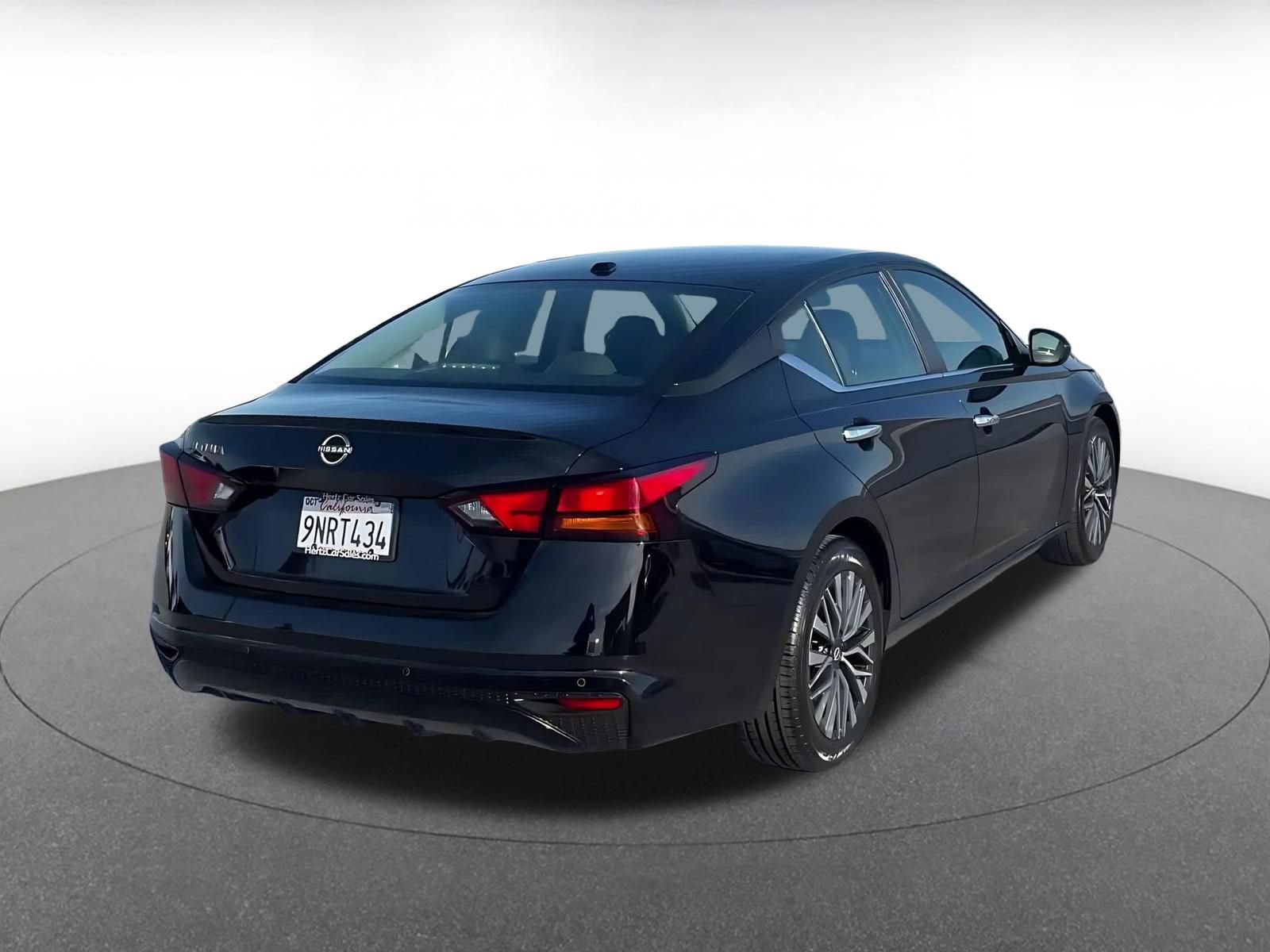 Used 2025 Nissan Altima 2.5 SV FWD image 13