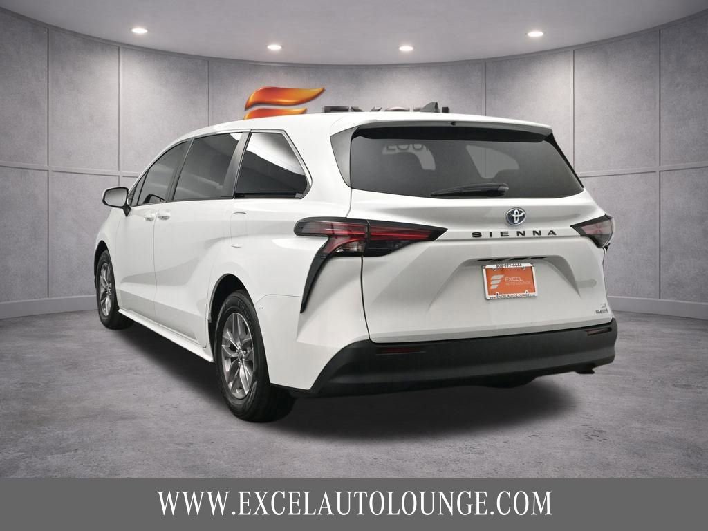Used 2022 Toyota Sienna LE image 5