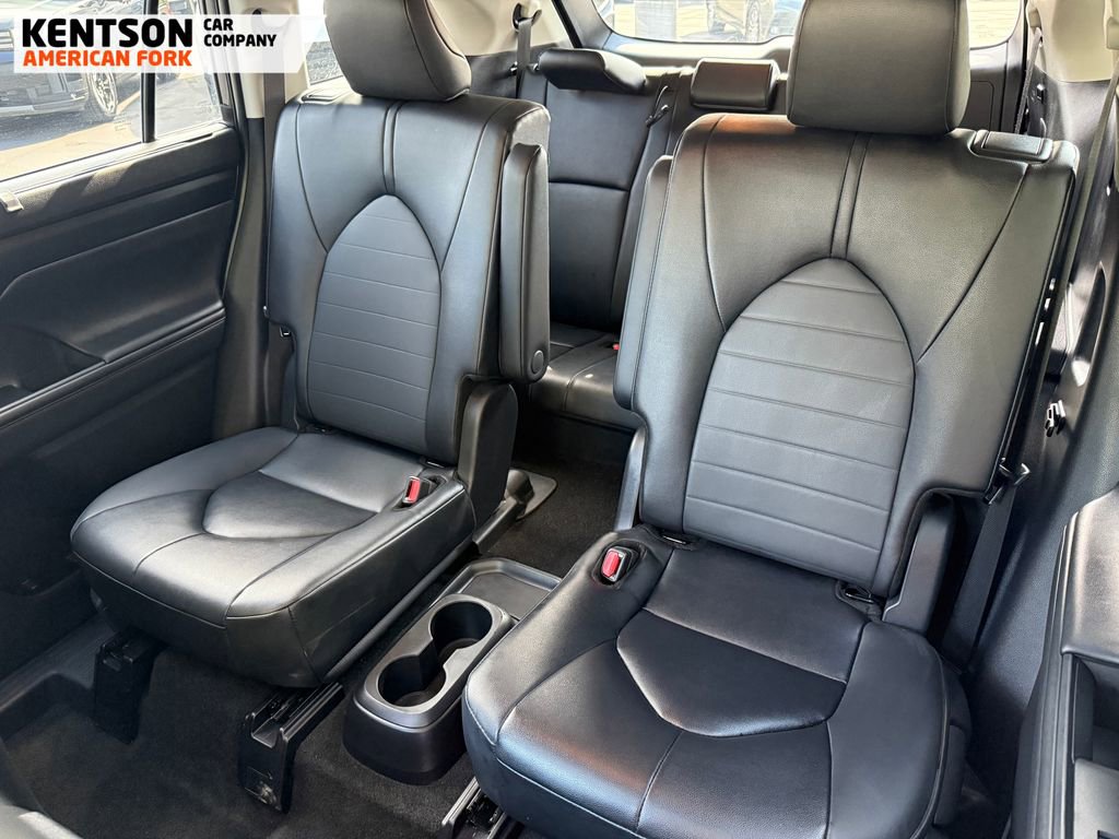 Used 2025 Toyota Highlander XLE image 38