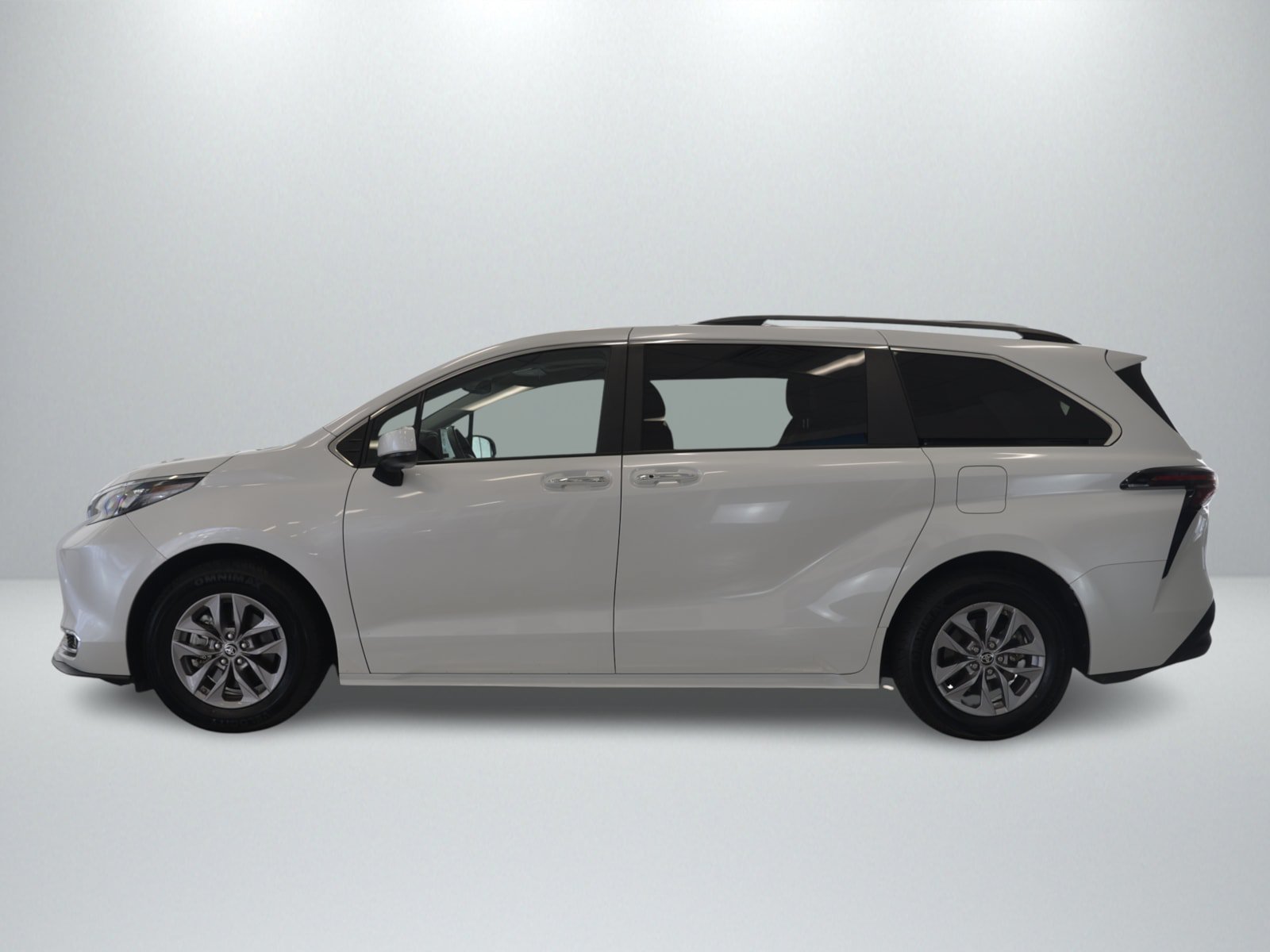 Used 2024 Toyota Sienna XLE AWD/4WD image 2